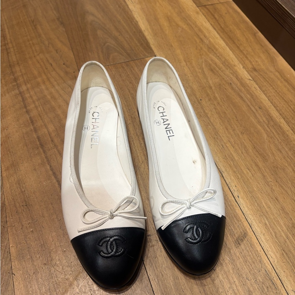 Chanel Two-Tone Leather Cap-Toe Ballet Flats - White & Black